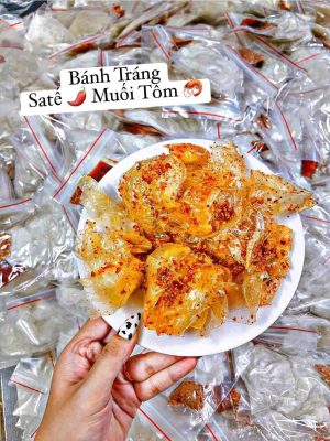 **Bánh tráng phơi sương sa tế siêu tôm** là món ăn vặt hấp dẫn dành cho những tín đồ yêu thích hương vị đậm đà và thơm ngon đặc trưng của bánh tráng Tây Ninh. Được làm từ bánh tráng phơi sương mềm dẻo kết hợp cùng sa tế cay thơm và gia vị siêu tôm đậm vị, sản phẩm mang đến trải nghiệm ẩm thực khó quên ngay từ lần thưởng thức đầu tiên.

Điểm nổi bật của **bánh tráng phơi sương sa tế siêu tôm** nằm ở sự hòa quyện hoàn hảo giữa vị tôm thơm lừng, vị cay nhẹ kích thích vị giác và độ dẻo mềm tự nhiên của bánh. Mỗi miếng bánh đều được tẩm ướp kỹ lưỡng, giúp hương vị thấm đều và đậm đà hơn. Không quá cay, không quá mặn, sản phẩm phù hợp với nhiều đối tượng và dễ dàng chinh phục cả những thực khách khó tính.

Với nguyên liệu được chọn lọc cẩn thận và quy trình chế biến đảm bảo chất lượng, **bánh tráng phơi sương sa tế siêu tôm** không chỉ là món ăn vặt thơm ngon mà còn là lựa chọn lý tưởng để mang theo khi du lịch, dã ngoại hoặc thưởng thức cùng bạn bè. Nếu bạn đang tìm kiếm một món ăn vừa dẻo mềm vừa đậm vị tôm hấp dẫn, đây chính là sự lựa chọn không thể bỏ qua.