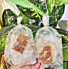 Điểm đặc biệt của **Bánh Tráng Bò Tỏi TNL** nằm ở sự cân bằng hoàn hảo giữa vị dai mềm của bánh tráng, vị đậm đà của bò khô và hương thơm hấp dẫn từ tỏi phi vàng giòn. Mỗi sản phẩm đều được chế biến cẩn thận để giữ trọn hương vị đặc trưng, tạo nên món ăn vặt vừa ngon miệng vừa kích thích vị giác. Với chất lượng ổn định và hương vị thơm ngon khó cưỡng, Bánh Tráng Bò Tỏi TNL là lựa chọn hoàn hảo cho những ai yêu thích các món ăn vặt đậm vị, tiện lợi và phù hợp với mọi dịp thưởng thức.
