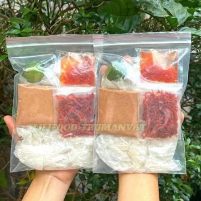 **Bánh Tráng Bò Tỏi TNL** là món ăn vặt hấp dẫn được nhiều khách hàng yêu thích nhờ sự kết hợp hoàn hảo giữa bánh tráng mềm dẻo, bò khô đậm vị và tỏi phi thơm giòn. Từng miếng bánh được tẩm ướp kỹ lưỡng giúp gia vị thấm đều, mang đến hương vị thơm ngon và đậm đà trong từng lần thưởng thức. Bò khô chất lượng kết hợp cùng tỏi phi vàng giòn tạo nên nét đặc trưng riêng, giúp sản phẩm trở thành lựa chọn yêu thích của nhiều tín đồ ăn vặt.

Được sản xuất từ nguồn nguyên liệu tuyển chọn kỹ lưỡng và quy trình chế biến đảm bảo vệ sinh an toàn thực phẩm, **Bánh Tráng Bò Tỏi TNL** không chỉ thơm ngon mà còn mang đến sự an tâm cho người sử dụng. Với thiết kế đóng gói tiện lợi, sản phẩm phù hợp để thưởng thức khi học tập, làm việc, xem phim hoặc trong các buổi gặp gỡ bạn bè. Đây là lựa chọn lý tưởng dành cho những ai yêu thích các món bánh tráng đậm đà, thơm ngon và chất lượng.

