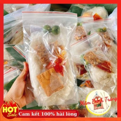 **Bánh tráng phơi sương sa tế siêu tôm** là sự lựa chọn hoàn hảo cho những ai yêu thích các món ăn vặt đậm đà và giàu hương vị. Sản phẩm được làm từ bánh tráng phơi sương mềm dẻo đặc trưng, kết hợp cùng sa tế thơm cay và lớp gia vị siêu tôm hấp dẫn, tạo nên hương vị độc đáo khó cưỡng.

Khi thưởng thức **bánh tráng phơi sương sa tế siêu tôm**, bạn sẽ cảm nhận được vị tôm thơm ngon hòa quyện cùng vị cay nhẹ của sa tế trong từng miếng bánh. Độ dẻo vừa phải của bánh tráng giúp gia vị bám đều, mang đến cảm giác ngon miệng và kích thích vị giác. Đây là món ăn phù hợp để nhâm nhi mỗi ngày, thưởng thức cùng bạn bè hoặc mang theo trong những chuyến đi xa.

Không chỉ hấp dẫn bởi hương vị, **bánh tráng phơi sương sa tế siêu tôm** còn được chế biến từ nguyên liệu chất lượng, đảm bảo an toàn thực phẩm và giữ trọn nét đặc trưng của bánh tráng Tây Ninh. Nếu bạn đang tìm kiếm một món ăn vặt thơm ngon, tiện lợi và đậm vị tôm, **bánh tráng phơi sương sa tế siêu tôm** chắc chắn sẽ làm bạn hài lòng ngay từ lần thử đầu tiên.